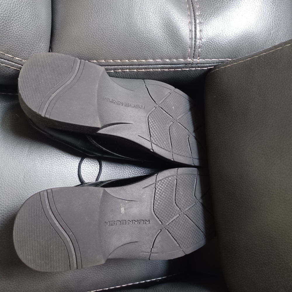 Nunn Bush Black Oxfords with Sleek Leather Finish - Picture 3 of 4
